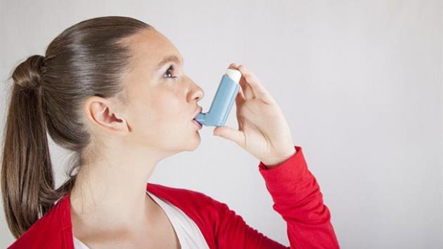 Korunma yollar: Astml hastalar bahar aylarnda sk atak geirme riskiyle kar karya kaldndan bu hastalarda ila tedavisinin yeniden dzenlenmesi gerekebiliyor. nlem olarak sabah saatlerinde darya kmamaya dikkat edilmeli, pencereler kapal tutulmal, evin havalandrlmas polenlerin azald ge saatlere braklmal. Akam eve dnldnde kyafetlerin deitirilmesi ve du alnmas gerektii unutulmamal.