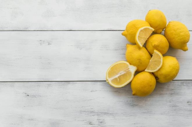 Restoranlardaki ou bilinli tketiciler limonun tamamn kullanr veya tketirler, hi bir ksmn ziyan etmezler. Ziyan etmeden limonun tamamn nasl kullanrsnz? ok basit... Limonu (ykayp) buz dolabnzn buzluk blmne koyuyorsunuz. Donduktan sonra mutfak rendesini alp limonun tamamn rendeleyebilirsiniz. Soymanz falan gerekmiyor.