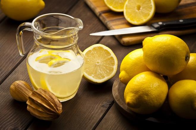 Limonun tamamn kullanmann, bir ksmn ziyan etmeyip yemeklerinize yeni bir lezzet katmas dnda asl avantaj nedir? Rendelenmi limonunuz, limonun sadece suyunda bulunandan 5 veya 10 kat daha fazla vitamin ierir. Ve evet, imdiye kadar bunu kaybediyordunuz.