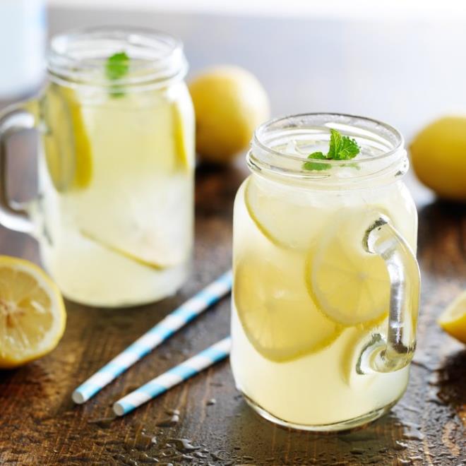 Limon denince aklnza sadece limon suyu ve vitamin C gelir. Oysa bilinen deerlerin dnda, zellikle dondurularak rendelenmi limonunuz, limonun sadece suyunda bulunandan 5 veya 10 kat daha fazla vitamin ierir. Dondurulmu limon sayesinde hem yemeklerinize yeni bir lezzet katyor hem de daha fazla vitamin alyorsunuz.