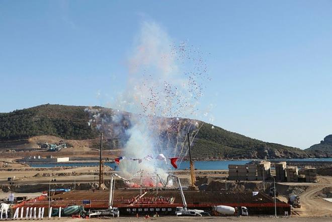 TRKYE'Y ENERJDE DIA BAIMLILIKTAN KURTARACAK PROJE    Trkiye ekonomide da bamlln azaltmaya altka, bymede rekorlar krdka, stratejik yatrmlarda gaza bastka kriz tellallar ne yapacan aryor. imdiki hedefleri de Trkiye'nin 63 yldan sonra hayata geirmek iin dmeye bast nkleer santral... Cumhurbakan Recep Tayyip Erdoan ve Rusya Devlet Bakan Vladimir Putin'in birlikte ilk harc koyduu Akkuyu Nkleer Santrali'yle yeniden alg operasyonlar balatld. Kiminin muhalefet olsun diye, kiminin szde evrecilikle, kiminin de petrol lobilerinin etkisiyle syledii kastl yalanlar bilgi kirlilii oluturuyor. in asl sylenenler gibi deil... te nkleer enerjide yalanlar ve gerekler...