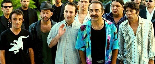 "Birok kez Ylmaz Erdoan&#8217;n en beendiim filmi &#8216;Organize ler&#8217;in devamnn da ekilmesi gerektiini srarla yazan ve sonunda eser sahibini ikna eden bir gazeteci olarak, proje hakkndaki en gncel bilgileri paylamaya devam...    Siz bakmayn ahan Gkbakar&#8217;dan Cem Ylmaz&#8217;a, Ata Demirer&#8217;den Kvan Tatltu&#8217;a kadar Trkiye&#8217;nin en popler isimlerinin bu filmde oynayacana dair kan haberlere..."