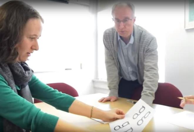 ABD'de John Hopkins niversitesi'nde aratrma yapan bilisel bilimci Prof. Michael McCloskey, bir grup gnll ile yapt deneyde, insanlarn milyonlarca kez farkl yerlerde grmesine ramen matbaa tipi kk 'g' harfinin yazln bilmediini ortaya koydu.