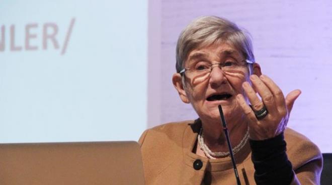 Prof. Dr. Karatay, daha sonra Atatrk Ant ve Park'nda dzenlenen &#8220;Beslenme Dostu Okul&#8221; sertifika trenine katld.