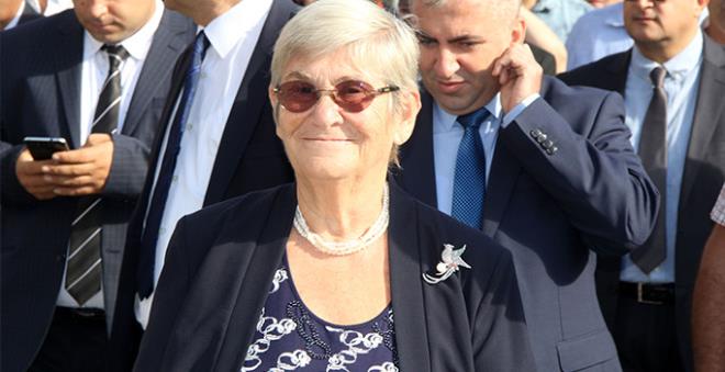 Prof. Dr. Karatay, peynir yiyen lkede kemik erimesinin olmayacan vurgulayarak, unlar syledi: &#8220;Trkiye'de 'Sende osteoporoz var' diye senelerce hanmlara hormonlar, ilalar verildi. te efendim bu peynir hepsinin yerine geer. Hanmlara da Beylere de kemik erimesini nlemek iin bol bol yiyin diyorum.