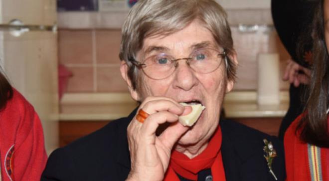 Ezine 75. Yl lkokulu'nda rencilerle bir araya gelen Prof. Dr. Karatay, burada yapt konumada, Ezine peynirinin "irden maya" ile yaplan en salkl beyaz peynir olduunu belirterek, tam yal Ezine peynirinin, kaya tuzuyla yapldn ve mayalanmasnn doal olduunu ifade etti.