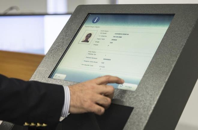 Nfus mdrlklerine yerletirilen Kiosk cihazlar zerinden ifrelerimizi dorulama, deitirme ilemlerini yapabiliyoruz. Ayrca bu cihazlardan ifremizi kullanarak eitli ilemler de yapmak mmkn oluyor. PIN kodunun deitirilmesi iin cihaz zerindeki biyometrik dorulama sensrlerini kullanabiliyoruz. Ayrca yardma ihtiyacmz olursa, resmi grevliler dnda kimseden bu yardm talep etmememiz gerekiyor.