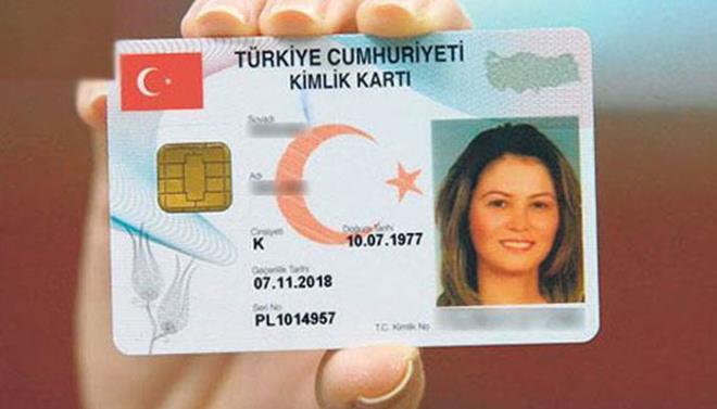 ipli kimlik kartlar nasl teslim alnr? ipli kimlik kartlar basldktan sonra, resmi ikametgah adreslerine gnderiliyor. Eer harici bir adres varsa, ilgili adres bulunamadysa yeniden bavuru yaplmas gerekiyor. Dolaysyla adreslerinizi dorulamaya zen gstermeniz gerekiyor.