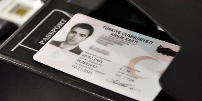 ipli kimlik kartnn creti ne kadar, kaybolursa cezas var m? Kanuni olarak yeni doan bir bireyin ilk kimlik kart bedeli olarak 18,50 TL cret alnyor. Deitirme nedeniyle kimlik kart bavurusu da ayn ekilde 15 TL olup, kayp nedeniyle yeni kart kartma ileminin creti 30 TL. Bu cretler bavurular srasnda tahsil ediliyorlar. Harici olarak kartn kaybolmas cezai bir yaptrm iermiyor.