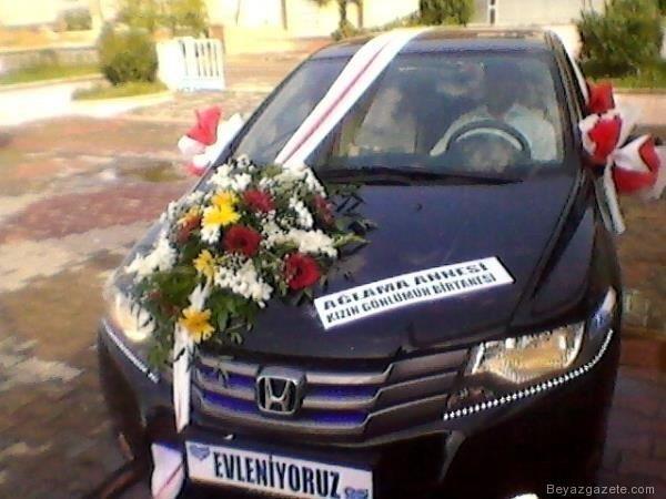 Gelin arabalarna yazlan ilgin yazlar gldrmeye devam ediyor.