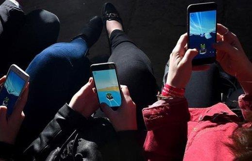 �nce en fazla radyasyon yay�n telefonlara bakal�m. Ard�ndan, en �evreci ve sa�l�k dostu seviyede enerji yayan modellere ge�ece�iz.