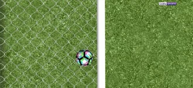 Pieroya gre Skrtel'in kafa vuruunda Osmanlspor kalecisi Zydrunas Karcermarskas topu izginin iinde kontrol ediyor.    Grnt beIN Sports'tan alnmtr.