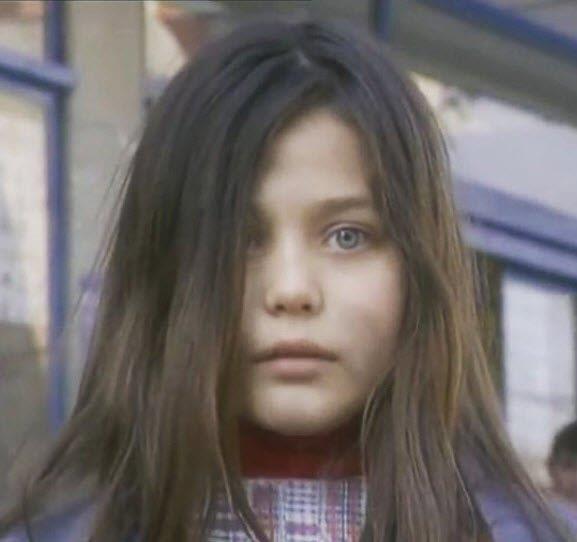 Bir zamanlarn sevilen dizisinde Lamia adl karaktere can veren ve baarsyla herkesin gnlne taht kuran Burin Abdullaholu'nun gzelliini grenler oke oluyor. vey babasndan yedii dayaklarla iimizi actan Lamia, imdilerde gzelliiyle konuuluyor. te imdiki hali...