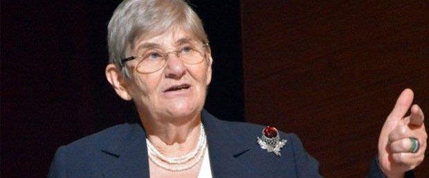 Sofra tuzu ise tehlikelidir. Fabrikalarda endstrinin kullanm iin yaplmtr. Tuz tansiyonu ykseltmez. Tansiyonu ykselten ekerdir tuz deildir" dedi.