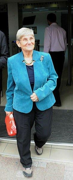 Peynirin yannda ne var. Koskoca kaselerle fndk fstk var. Ceviz var. Bunlar bol bol peynirle beraber yenildii zaman sizi tok tutar. nk acktrmaz. Siz ekmek yedike ackrsnz.