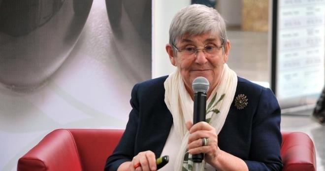 Beslenme ile ilgili tavsiyeleriyle ezber bozan Prof. Dr. Canan Karatay'n katld bir seminerde "Kaya tuzu salk kaynadr. Sofra tuzu ise tehlikelidir. Tuz tansiyonu ykseltmez. Tansiyonu ykselten ekerdir" dedi.