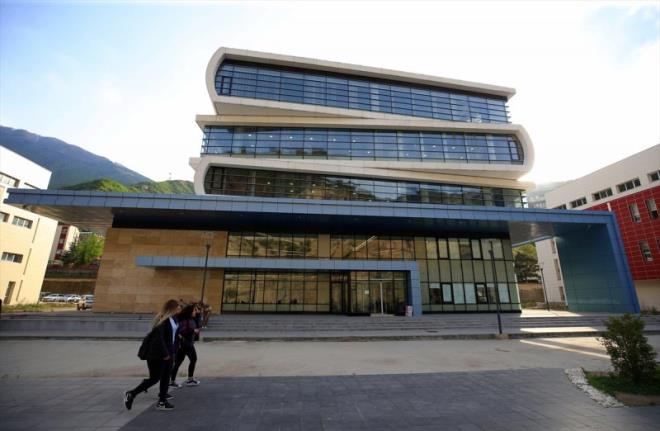 Artvin oruh ehir yerlekesinde 4 bin 500 metrekare alan zerine ina edilen ktphane,  kitabn bir masa zerine simetrik olarak konumlandrlm grntsyle ilgi ekiyor.