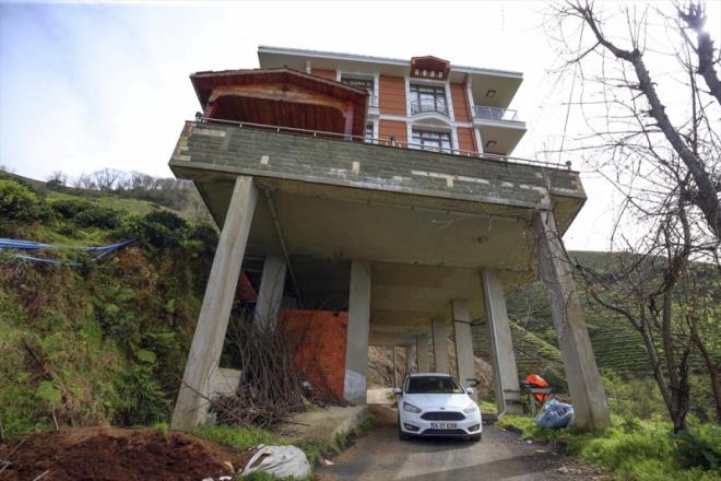 Rize'de il merkezine bal Danksu Mahallesi'nde arsas bulunan ve stanbul'da yaayan Sadri Kopuz, 2013 ylnda bu alana ev yapmaya karar verdi. Blgenin eimli olmas sebebiyle evini ina etmekte zorlanan Kopuz, tapulu arsasndan geen mahalle yolunun zerine beton kolonlar dikerek 3 katl bina yapt.&#8203; Kopuz, byleyece yapt yeni ev nedeniyle yolu da kapatmam oldu.