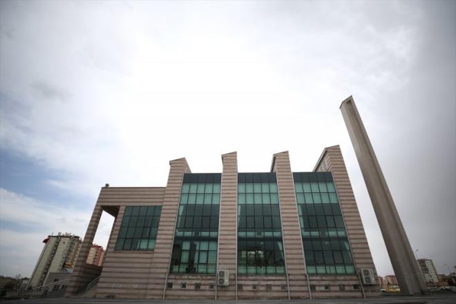 Kayseri'nin Kocasinan ilesinde yapm 2015 ylnda tamamlanan Hac Ahmet Yamur Camisi, yaps "elif" harfini simgeleyen minareleri ve d cephesindeki kolonlarn oluturduu "Allah" yazsyla dikkat ekiyor.