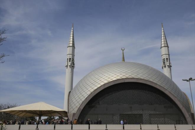 stanbul skdar Karacaahmet Mezarl'nn giriinde yer alan ve 10 bin metrekarelik bir alana ina edilen akirin Camisi'nin kapal ve ak otopark bulunuyor. Caminin ierisi, 500 kiilik bir cemaat alabilecek kapasitede. Caminin projesi mimar Hsrev Tayla tarafndan hazrland. Arapa ''mteekkir'' anlamna gelen akirin Camisi, yaklak 4 ylda tamamland. Dekorasyonunda Kayseri ta, bronz-ahap gibi malzemeler kullanlarak, sade, modern ve estetik bir ibadethane olarak tasarland. 35 metre yksekliinde 2 tane minaresi olan caminin kapal ibadethanesinin zerindeki kubbesi, alminyum kompozit olarak seildi.