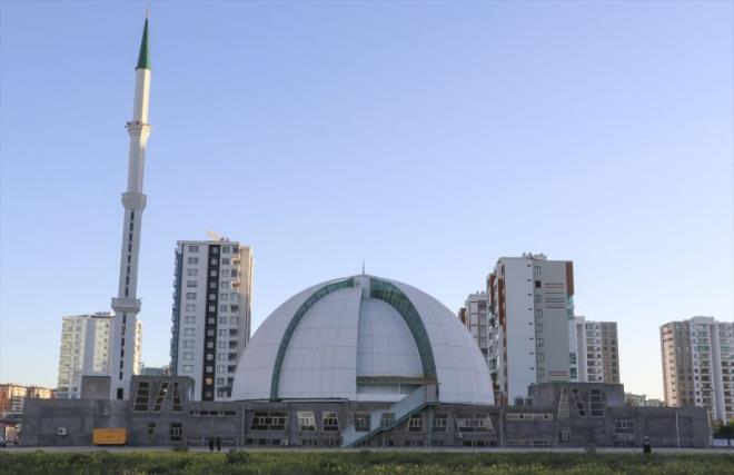 Diyarbakr merkez Kayapnar ilesindeki Hazreti Ali Klliyesi, deiik mimarisiyle grenlerin ilgisini ekiyor.