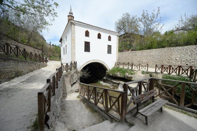 Karabk'n Safranbolu ilesinde Akasu Deresi'nin zerine 1878'de yaplan yuvarlak kemere oturan Ltfiye (Kaak) Camisi, ahap minaresi ve mimarisiyle ilgi ekiyor. 1878'de Hac Hseyin Hsn tarafndan yaptrld bildirilen yazt bulanan cami, tavan, ahap korkuluklu mahfili ve ahap minaresiyle byk lde zgnln koruyor. Safranbolu'daki yaklak 2 bin geleneksel konan zelliklerine uygun ina edilmi cami, dikdrtgen plan zerine moloz talardan yaplarak ahap rtyle kapl.
