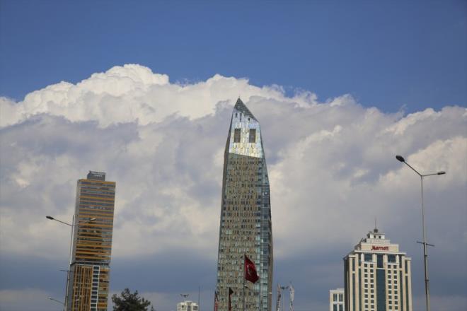 Amerikan Yeil Binalar Konseyi tarafndan LEED Platinum Sertifikas'na layk grlm olan bu gkdelen, stanbul'daki ofis binalar iinde mimarisiyle n plana kyor.