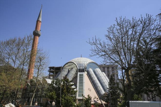 Mimarisiyle ilgi eken stanbul'daki Kozyata Modern Mehmet avu Camii, 1997 ylnda ibadete almt. Caminin mimari yapsnda ana kubbenin drt taraf, erli yatay beik rt sistemiyle rtl.