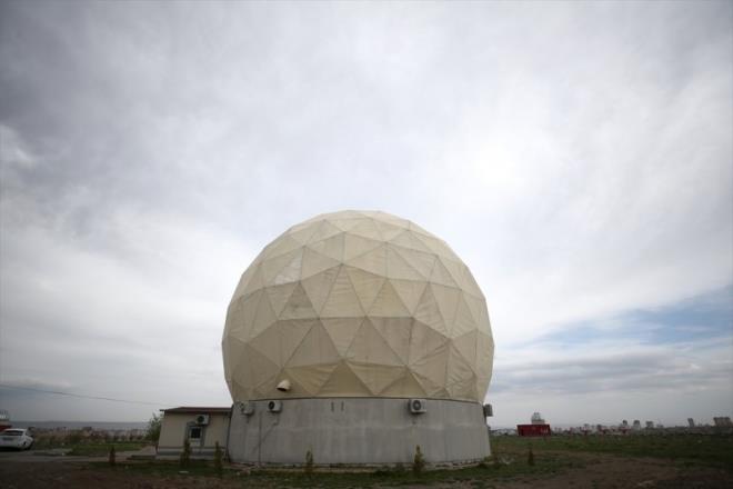Erciyes niversitesi (ER) Astronomi ve Uzay Bilimleri Gzlemevi, mimari yapsyla Kayseri'nin ilgin binalar arasnda yer alyor.