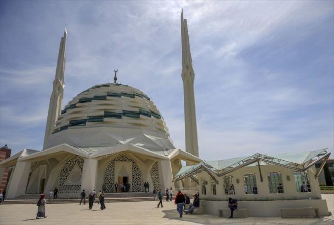 Deprem riski nedeniyle yklan ve yeniden yaplan stanbul'daki Marmara niversitesi lahiyat Fakltesi Camisi, 23 Ekim 2015'te ibadete ald. Mimar Hilmi enalp'in, slam dnyasnda kullanlan baz motifleri tek bir camide toplayp yeni bir cami stili gelitirerek yapt cami, gndz hava ne kadar karanlk olursa olsun elektrik kullanmaya gerek brakmayan dary grebilen 12 ayak zerine kurulu.