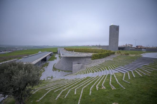stanbul'da yer altna ina edilen Bykekmece Sancaklar Camii, Mimar Emre Arolat tarafndan yapld. Dnya Mimarlk Festivali'nde birinci olan Sancaklar Camii, alagelmi camilerden farkl yapsyla dikkat ekerken, Hz. Muhammed'e ilk vahyin geldii Hira maarasndan esinlenerek ina edildi.