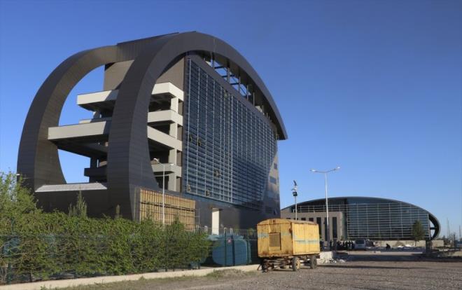 Diyarbakr merkez Yeniehir ilesindeki Yatrm zleme Koordinasyon Bakanl (YKOB) binas, farkl mimarisiyle dikkat ekiyor.