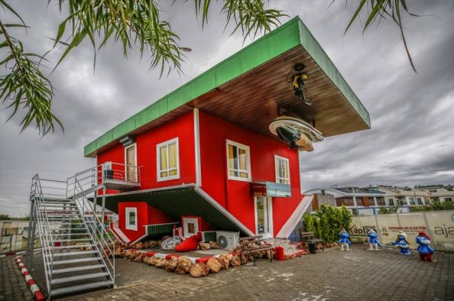 Antalya'da bir grup giriimci tarafndan yaptrlan ve dnyadaki 13'nc rnei olduu belirtilen "ters ev", d grntsyle dikkati ekiyor.