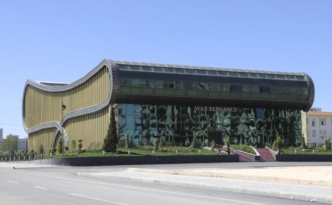 Diyarbakr merkez Kayapnar ilesinde bulunan dn ve konferans salonu, srad yapsyla grenlerin ilgisini ekiyor.