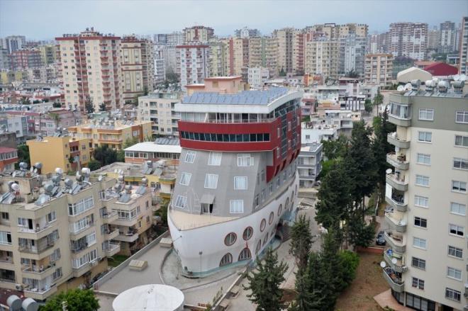 Mersin'de gemi eklinde ina edilen 7 katl bina grenlerin ilgisini ekiyor. renci yurdu olarak kullanld renilen bina, ilgin grntsyle dikkati zerine topluyor. lk 2 kat gemi gvertesi eklinde yaplan bina, evresindeki apartmanlarn yannda olduka farkl duruyor.