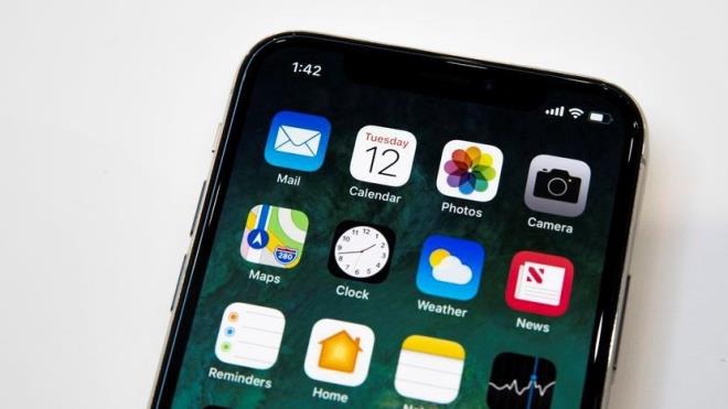 Ayn iddiaya gre, Apple iOS 12 ile kullanclara yepyeni bir kilit ekran deneyimi yaatacak. iOS 10'dan beri beklenen karanlk mod zellii iOS 12 ile kullanma sunulacak.