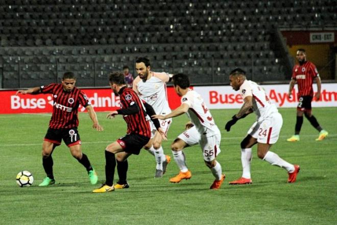 Getiimiz iki sezon ampiyon olan ve bu yl da ampiyonluk kovalayan Beikta'ta, Portekizli yldz Ricardo Quaresma Genlerbirlii-Galatasaray ma esnasnda Sar Krmzllar adeta ldrtan bir hareket yapt.