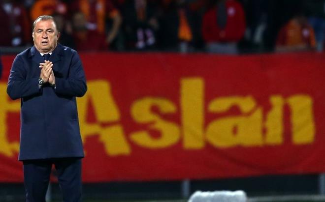 Spor Toto Sper Lig'in 28. haftasnda Galatasaray deplasmanda Genlerbirlii'ne 90 2. dakikada yedii golle 1-0 kaybetti ve zirve yarnda ar yara ald.