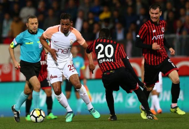 Canl yayn srasnda Alper Uluda'n att galibiyet goln gren Quaresma, glmekten kendini alamad.