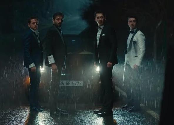 MASUM DELZ KONUSU; Lise yllarndan beri ayrlmam  yakn arkada; Mert, Emir ve Volkan. Mert&#8217;in niann olduu gn, aralarnda Mert&#8217;in nianlsnn kardei Umut&#8217;un da dahil olduu byk bir olaya karrlar ve bu olay hepsinin hayatn deitirir. O gnden sonra her birinin tutmas gereken bir sz, korumak zorunda olduklar bir sr vardr. Ama bu sr o kadar byktr ki tamas o gen bedenlere ar gelecektir.