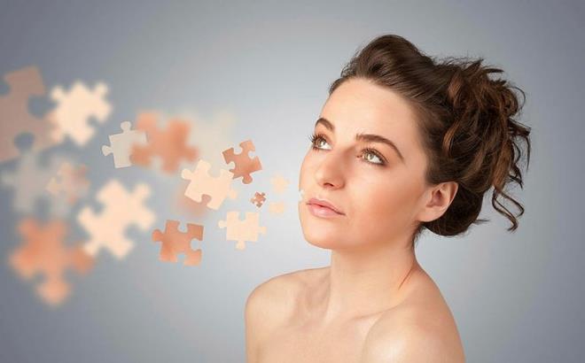 YEL AY    Sivilceye meyilli ciltler yeil ay ok sever. indeki antioksidanlar fazla ya temizlemeye yardmc olup ciltteki iltihab azaltr. Bunun iin gerekli olan tek ey sabahlar demleyeceiniz yeil ay! Yeil ayn soumasn bekleyip siyah noktalarn zerine srn. En az 10 dakika kurumasn bekleyin ve durulayn. Ardndan nemlendiricinizi uygulamay unutmayn.