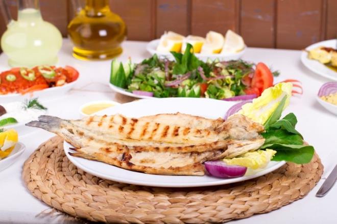  DENZ RNLER    Gda uzmanlar, sushiye burun kvryorlar nk kirlenmi sudan gelen herhangi bir balk, bakterilerle dolu olabilir. stiridye gibi kabuklu deniz hayvanlar, suyu filtrelerler. Dolaysyla i deniz rnlerinin geldikleri sularn artklarn tayor olma ihtimalleri ok daha yksektir.