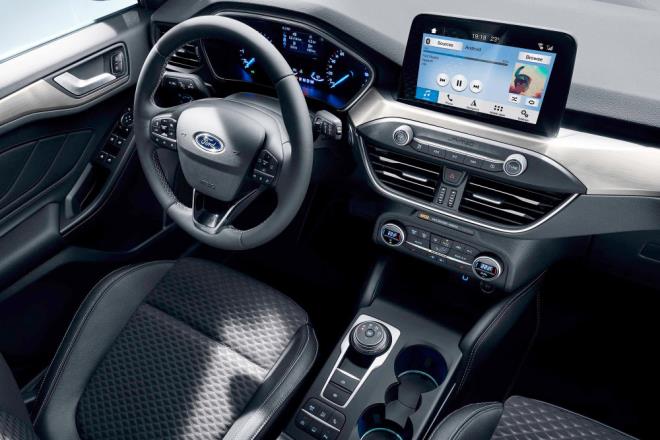 YEN FORD FOCUS ZELLKLER: CUV tasarm hatlarna sahip "Active" ve lks donanm detaylaryla n plana kan "Vignale" serileri ilk defa yeni Focus'la sunuluyor. Avrupa'daki Ford modellerinde ilk kez kullanlan "Head-up" gsterge, yeni Ford Focus srclerine direksiyonda daha fazla gven verirken, gelitirilmi otomatik park sistemiyle tam otomatik park manevralar kolay bir ekilde yaplabiliyor.