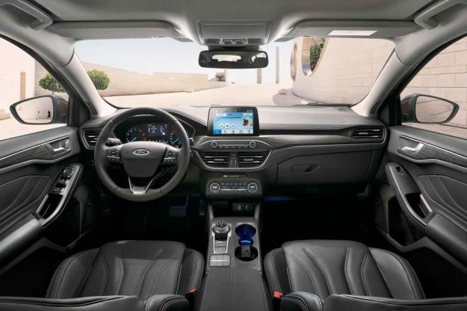 Yeni Focus ile ilk defa sunulacak "Dur&Kalk" fonksiyonuyla gelitirilmi adaftif hz kontrol sistemi, trafik levhas tanma ve erit hizalama teknolojileriyle de kullancya gvenli ve konforlu sr ortam sunuluyor. Yeni kamera sistemiyle gelitirilmi dinamik n far sistemi ise viraj ve dnemelerde geni al viraj aydnlatmas sunuyor.