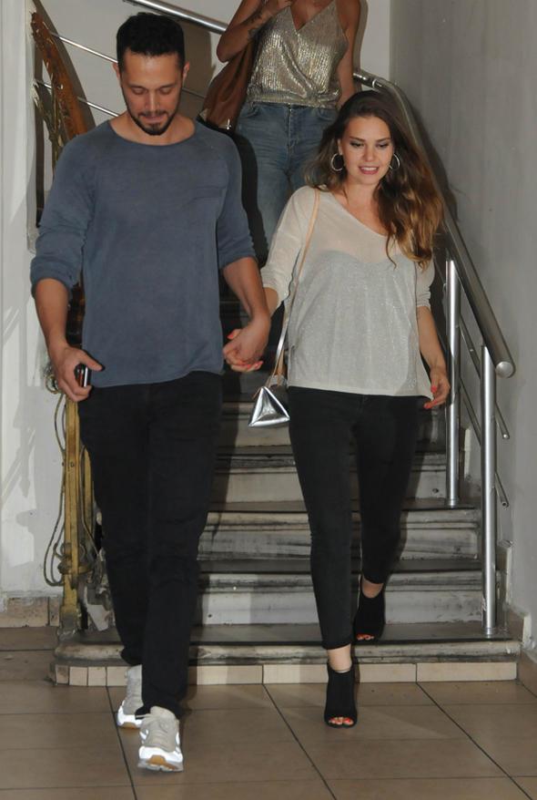 Hrriyet'te yer alan habere gre; Enver, eyalarn toplayarak Murat Boz&#8217;la birlikte yaadklar evden tand. ki isim, sosyal medya hesaplarnda paylatklar, birlikte ekilmi fotoraflarn ise henz silmedi.