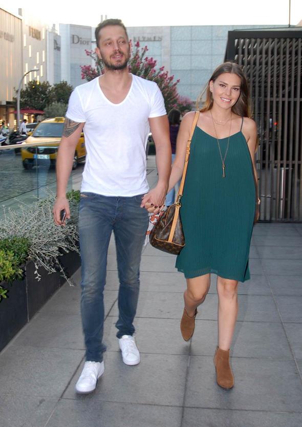 Konuyla alakal henz bir aklama yaplmazken iftin ayrlk haberleri imdiden geni yank uyandrd.