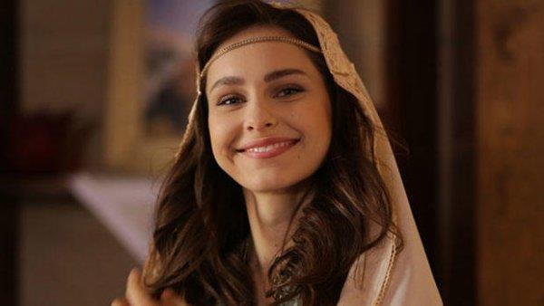 Yeni Gelin dizisinde rol alan Brezilyal oyuncu Jessica May, Rizeli fotoraf sevgilisi Hseyin Kara ile evlilik hazrlklar yapyor. Brezilya Parana blgesindeki Amazon Eventos'ta 30 Haziran'da evlenecek olan Jessica May'in nikah ahidi ise futbolcusu Alex yapacak.