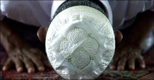 EY HER DUADA BULUNANA CABET EDEN ULULUK TAHTININ SULTANI!    u mbarek gecede binler, yz binler Senin karnda divan durarak ellerimizi Sana ayor ve klliyet kesbetmi niyaz edal soluklarmzla, kullarna her zaman ak bulunan, hi olmazsa aralk duran rahmet desenli kapnn tokmana inleyerek dokunuyor ve "Biz geldik" diyoruz. Herkesi ve her eyi grp gzettiine, her sese ve herkese merhamet ettiine gnlden inanarak kaknlmz muvakkat dahi olsa grmyor, gnahlarmz af alayanlarn iinde tasavvur ediyor, kartrdmz haltlara deil, Senin afv u safhna bakyor ve mitlerimizi ona balyoruz; Ensimiz Sen isen, evrenin vahetinden bize ne! Her yanda eytan ve avenesi iten ie homurdanp duruyorlarm, Sen bizimle olduktan sonra ne ifade eder ki!    Sen her eyin biricik hkimisin ve hkmn engelleyecek bir g de yoktur. Sen saltanat dairen iinde en kk eyleri grr, en clz sesleri iitir, hibir eyi ve hibir kimseyi cevapsz brakmazsn.