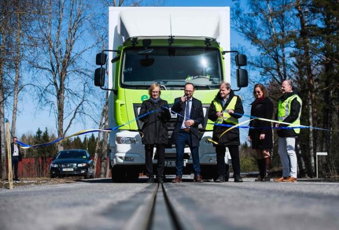 eRoadArlanda'nn st dzey yetkililerinden biri olan Hans Sall, yol stnde yani yzeyde elektrik olmadn vurguluyor.