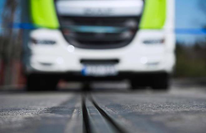 Bununla birlikte bu rayl sistemin fosil yaktlarn maliyetine gre %75 daha ucuz olduunu ve karbon emisyonunun azalmasna nemli bir katk yapacan belirtiyor.